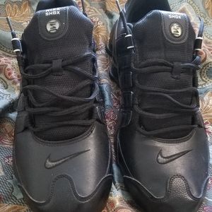 Almost new size 13 black Nike shox